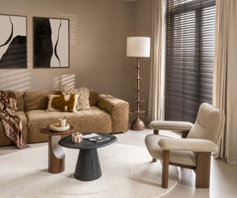 donker bruine horizontale jaloezieën van bece® met beige gordijnen in een japandi woonstijl woonkamer donker bruine horizontale jaloezieën van bece® met beige gordijnen in een japandi woonstijl woonkamer