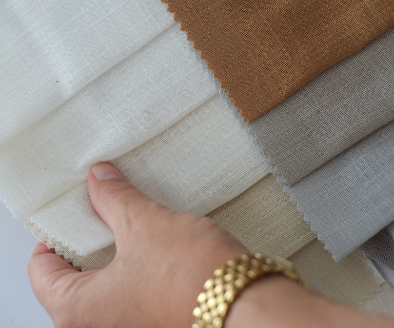 Verschillende kleuren stoffen zoals wit, grijs en bruin om te kiezen voor je raamdeco Verschillende kleuren stoffen zoals wit, grijs en bruin om te kiezen voor je raamdeco