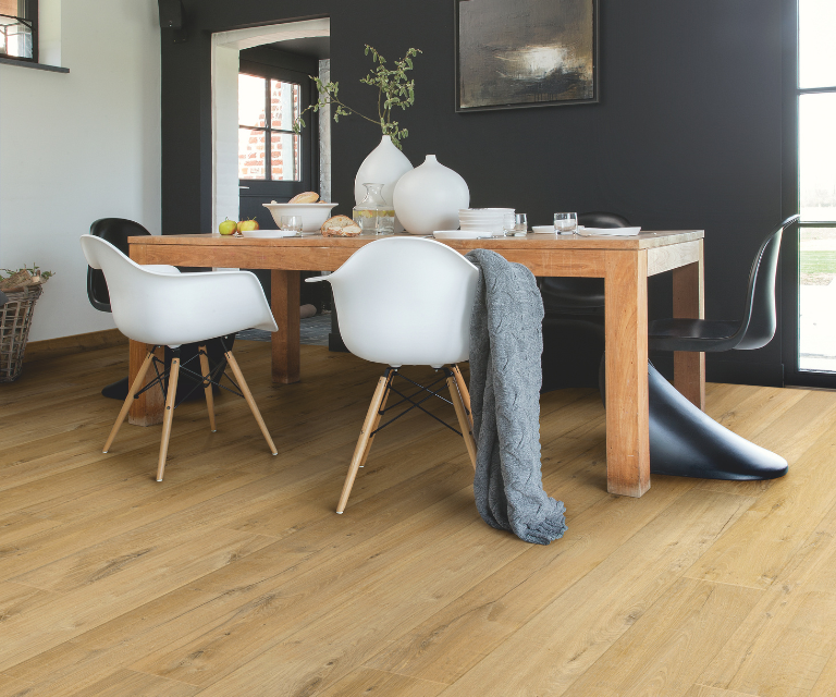 Warme eikenlook laminaatvloer in de eetkamer