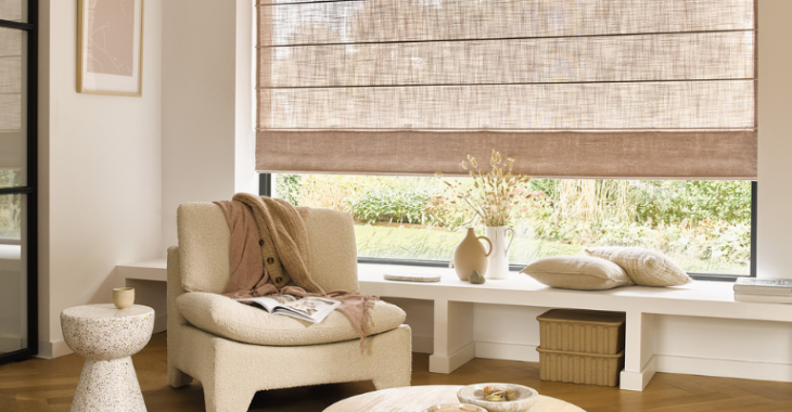 Oud roze vouwgordijnen in de woonkamer