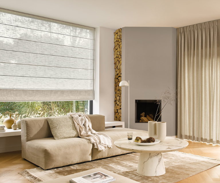 Woonkamer met beige vouwgordijnen en gordijnen