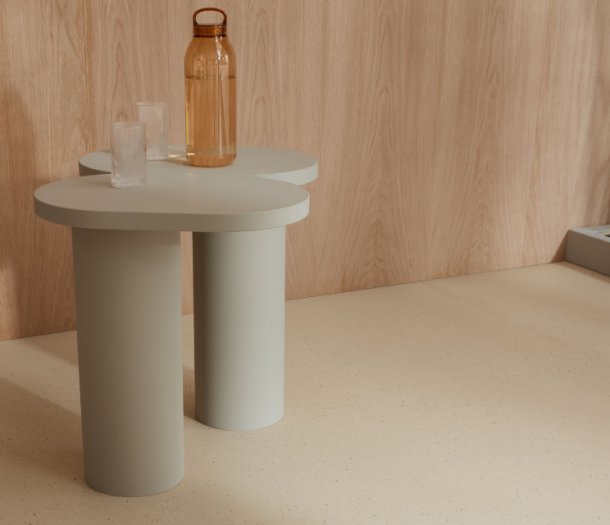 Licht beige/zandkleur marmoleum vloer met bijzettafeltje