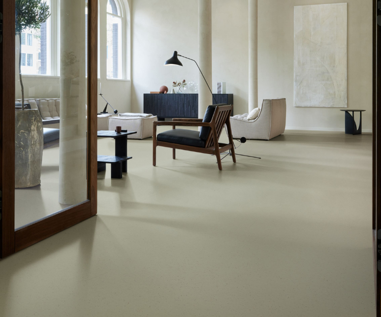 Licht groen/grijze marmoleum in woonkamer met meubels