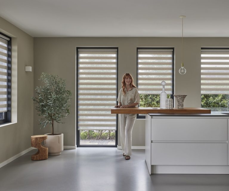 Keuken in japandi stijl, beige duo rolgordijnen en lichtgrijze gietvloer