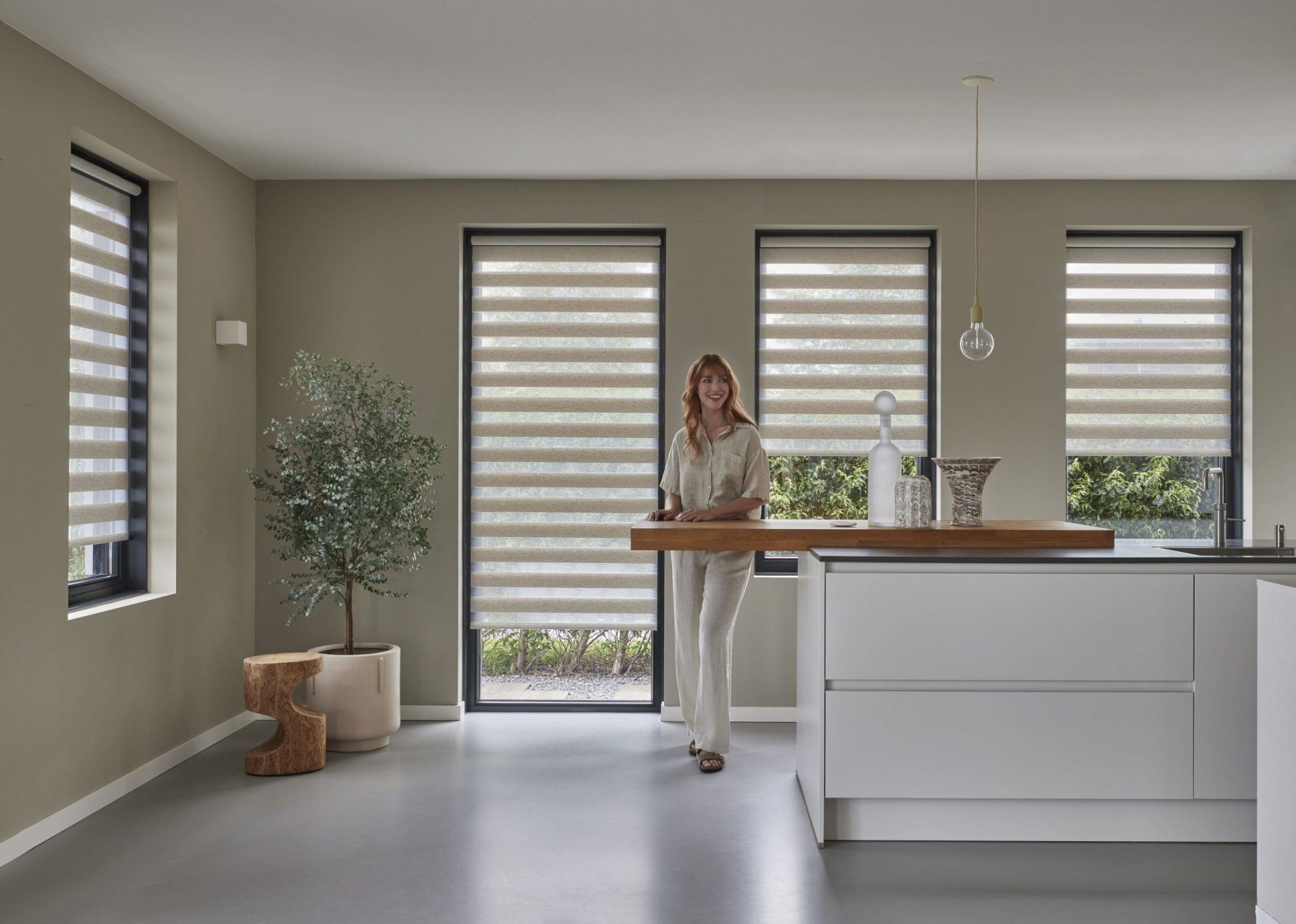 Keuken in japandi stijl, beige duo rolgordijnen en lichtgrijze gietvloer