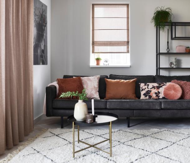 Roze vouwgordijnen in de woonkamer