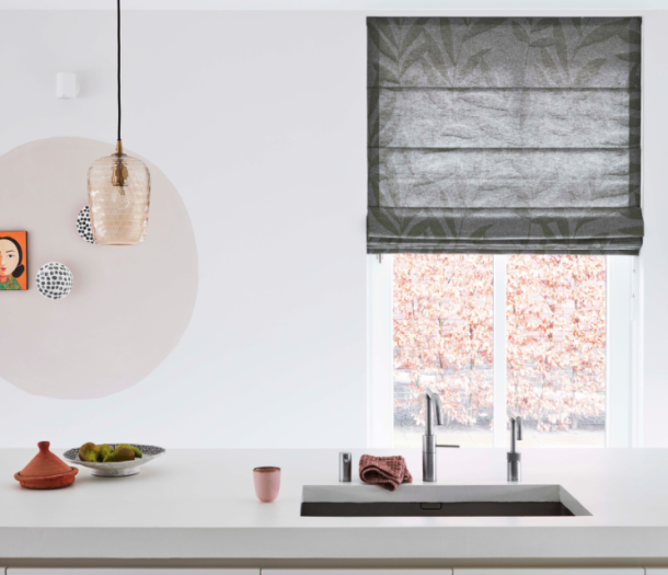Zwarte vouwgordijnen met bladeren print in de keuken