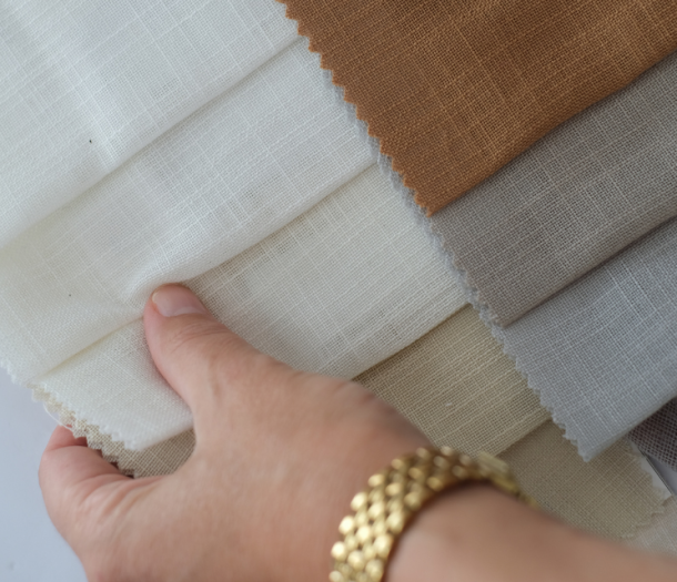 Verschillende stoffen voor vouwgordijnen in bruine/beige tinten