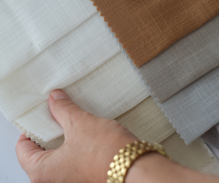 Verschillende stoffen voor vouwgordijnen in bruine/beige tinten