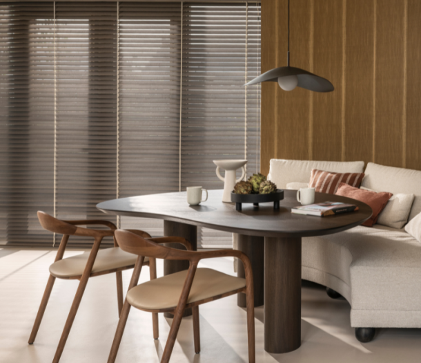 donker bruine horizontale jaloezieën van bece® in de japandi eethoek