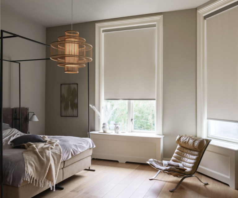 Beige rolgordijnen van bece® in een neutrale slaapkamer