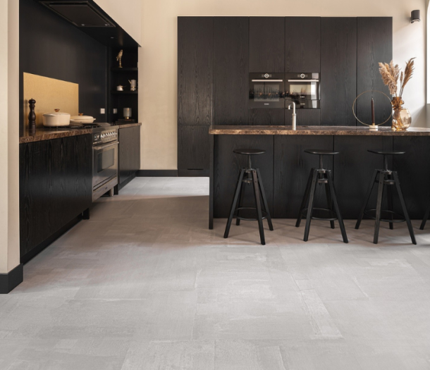 Betonlook pvc-vloer in een moderne zwarte keuken