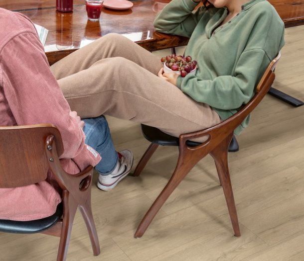 Lichte laminaat vloer in de eetkamer