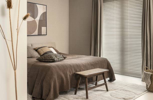 Bece houten jaloezieën in een witte tint in de slaapkamer met gordijnen Bece houten jaloezieën in een witte tint in de slaapkamer met gordijnen
