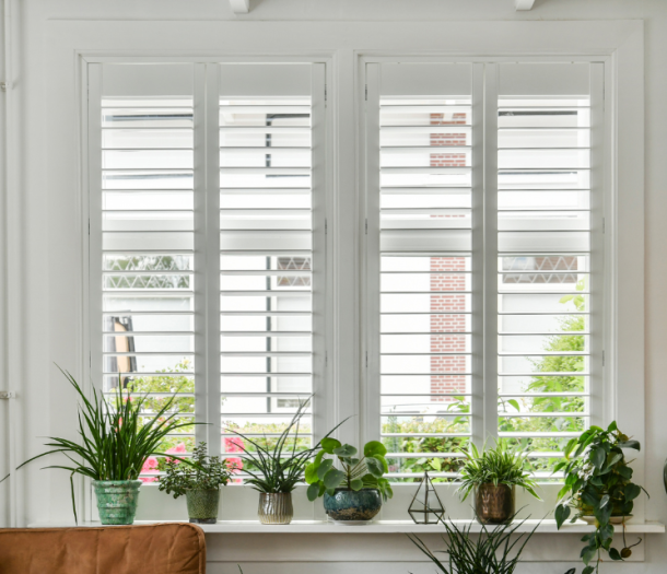 Witte shutters in de woonkamer