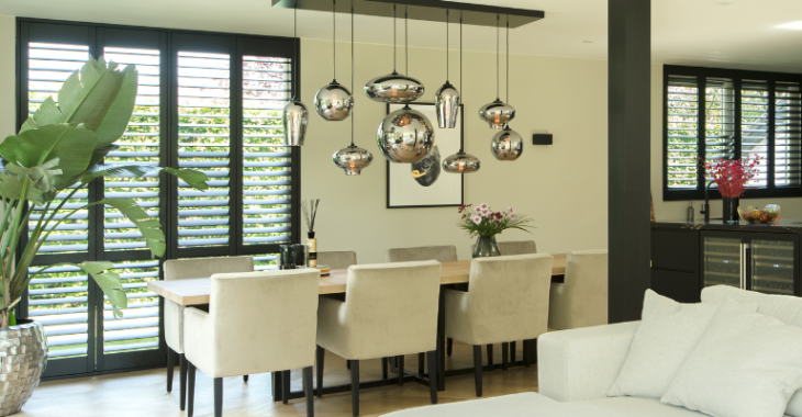 Zwarte shutters in de eethoek en keuken