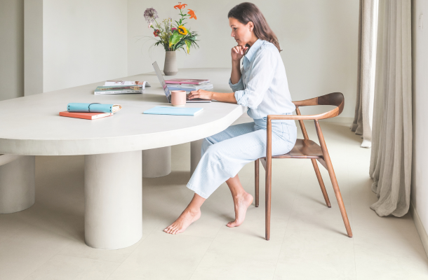 Betonlook vloer in de eetkamer met vloerverwarming Betonlook vloer in de eetkamer met vloerverwarming