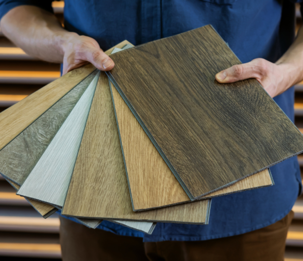 Man met diverse houtlook vloerstalen