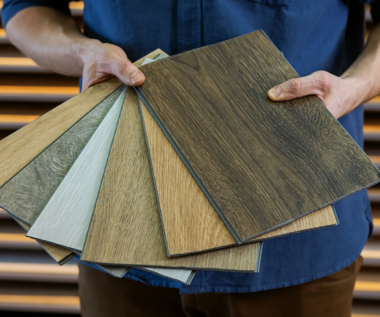 Man met diverse houtlook vloerstalen