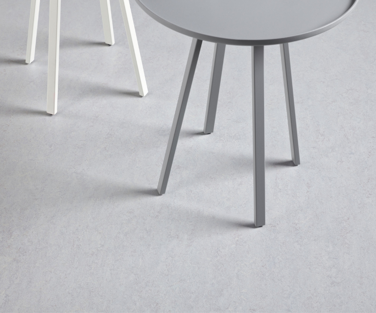 Detail foto van licht grijze marmoleum vloer - Marbled Fresco