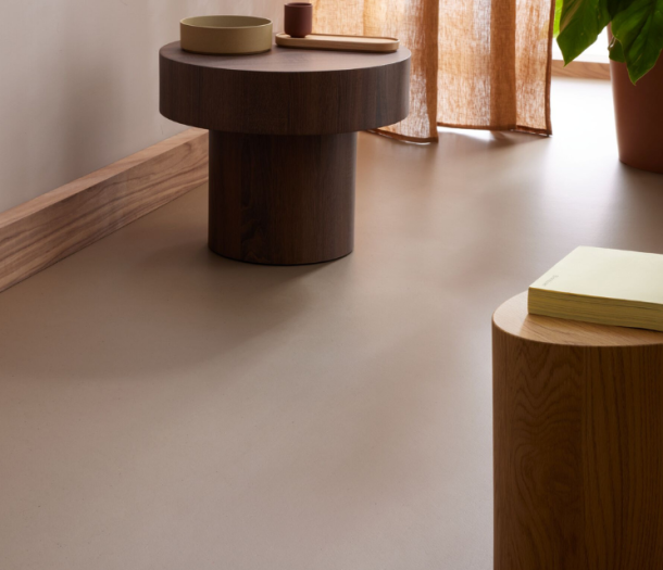 Marmoleum Leem Cocoa: sfeerfoto van licht bruine vloer Marmoleum Leem Cocoa: sfeerfoto van licht bruine vloer