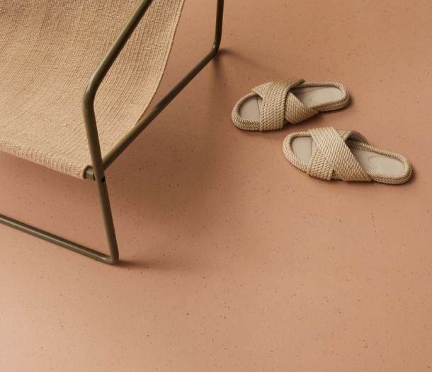 Detail foto van karamelkleurige marmoleum vloer - Solid Salted caramel Detail foto van karamelkleurige marmoleum vloer - Solid Salted caramel