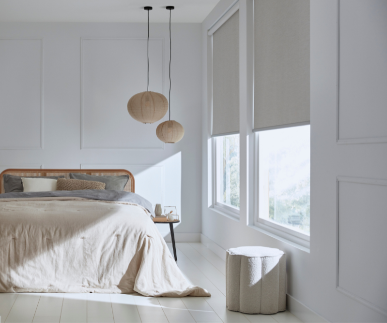 Witte verduisterende rolgordijnen in de slaapkamer