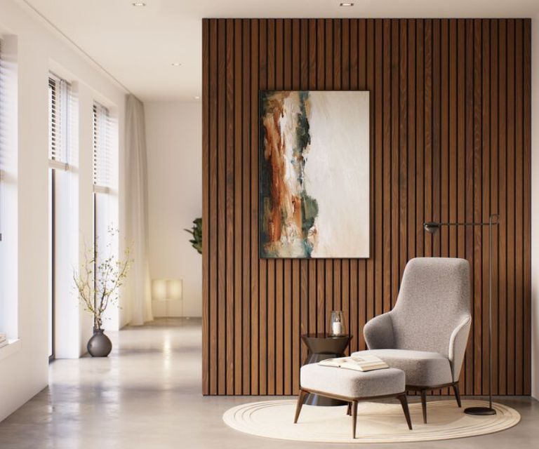 Donker houten wandpanelen in de zithoek