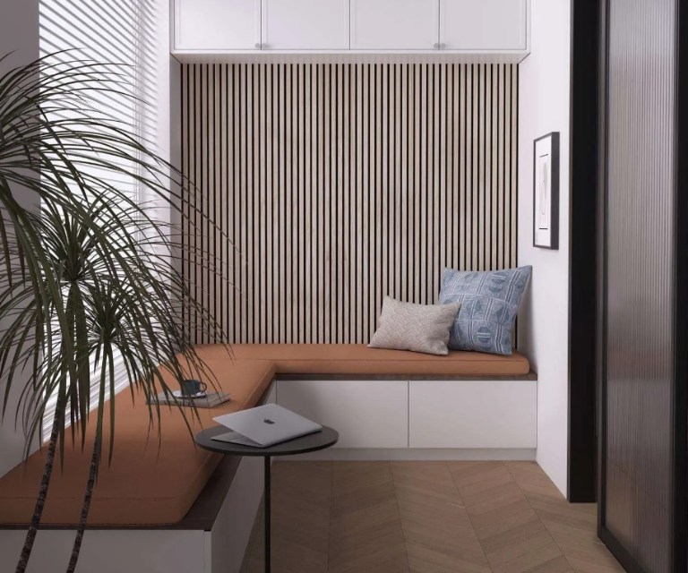 Licht houten wandpanelen in de hal