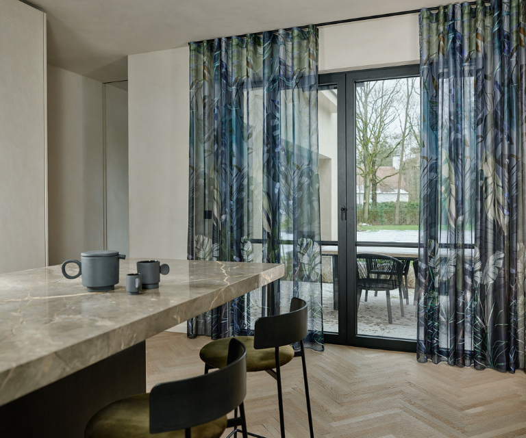 Donker blauwe vitrages met groene bladeren in de keuken