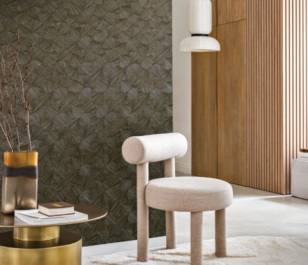 Donker Casamance behang met lichte wandpanelen in de zithoek Donker Casamance behang met lichte wandpanelen in de zithoek