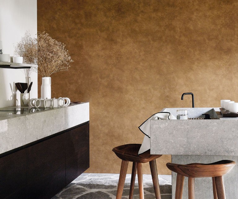 Betonlook in bruin als behang in de keuken