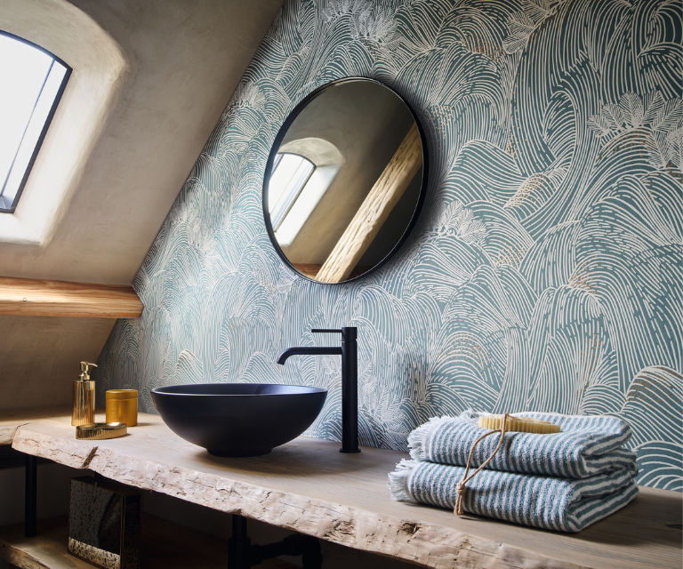 Donker blauw behang met gouden accenten in de badkamer