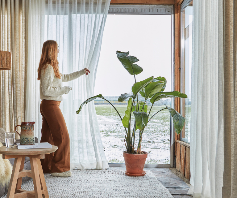 Witte vitrages met licht bruine inbetweengordijnen