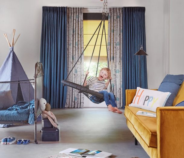 Kinderkamer in industriële stijl met betonlook vloer en warme accenten Kinderkamer in industriële stijl met betonlook vloer en warme accenten