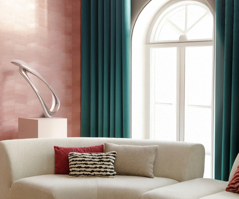 Donker blauwe overgordijnen in een moderne woonkamer