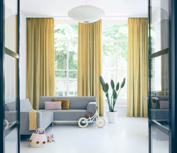 Gele overgordijnen in een een industriële woonkamer Gele overgordijnen in een een industriële woonkamer