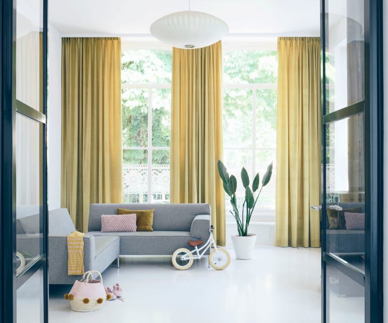 Gele overgordijnen in een een industriële woonkamer