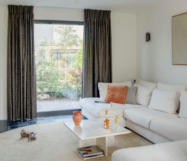 Fluweel overgordijnen in de woonkamer