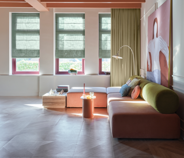 Lichte groene overgordijnen en vouwgordijnen in een retro woonkamer Lichte groene overgordijnen en vouwgordijnen in een retro woonkamer
