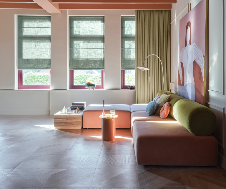 Lichte groene overgordijnen en vouwgordijnen in een retro woonkamer