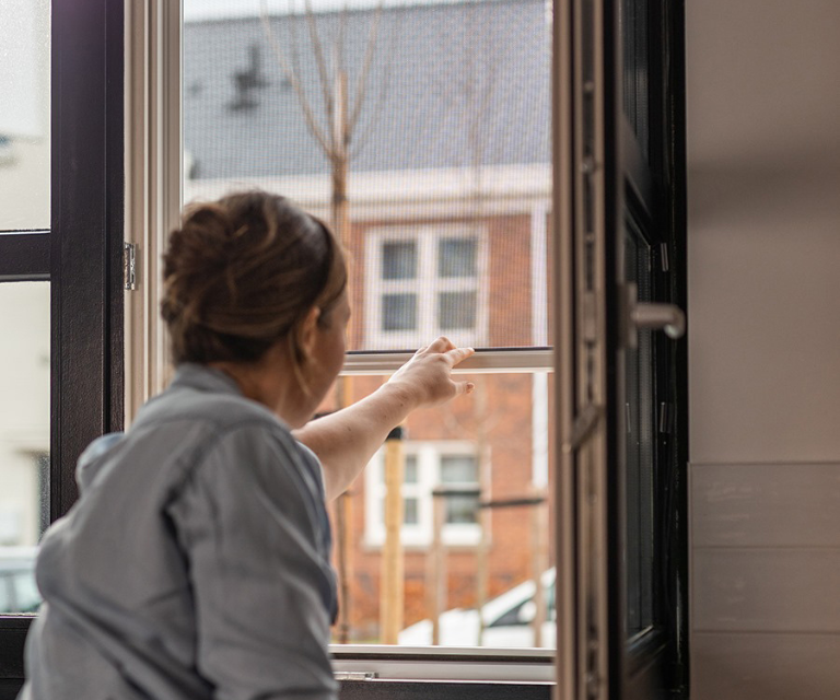 Rolhor in draaikiepraam in de badkamer
