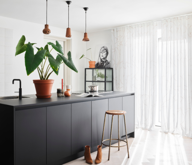 Witte vitrages in de keuken met bladeren in lijnen