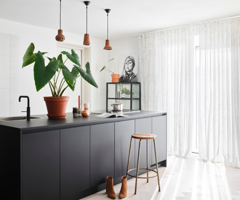 Witte vitrages in de keuken met bladeren in lijnen