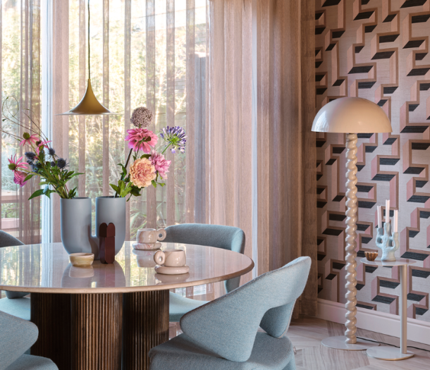 Roze vitragegordijnen in de eethoek