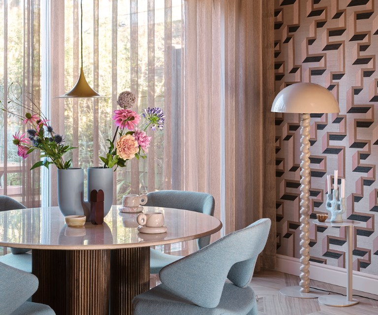 Roze vitragegordijnen in de eethoek