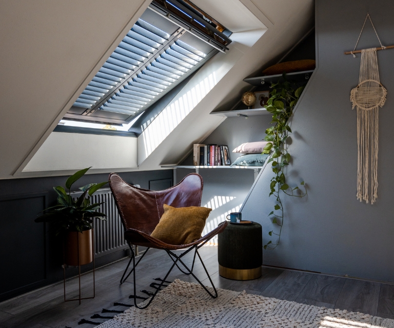 Zolderkamer met shutters op maat, kast met schuine wand en vloerkleed