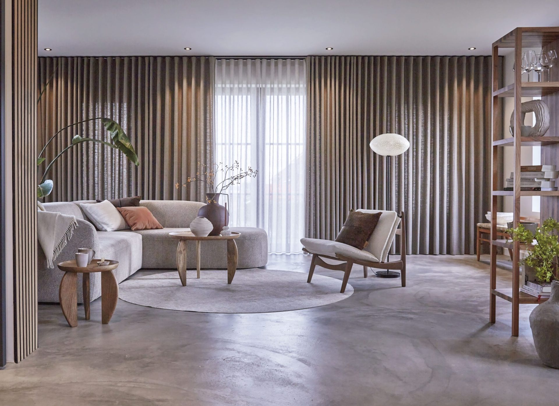 Woonkamer in Scandinavische stijl met warme herfsttinten