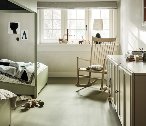 Kinderkamer met hoogslaper en Marmoleum vloer in warme groentint