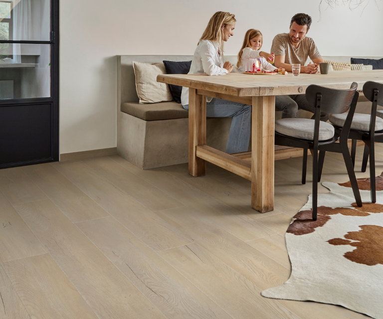 Coretec® vloeren in rechte plank in de eetkamer